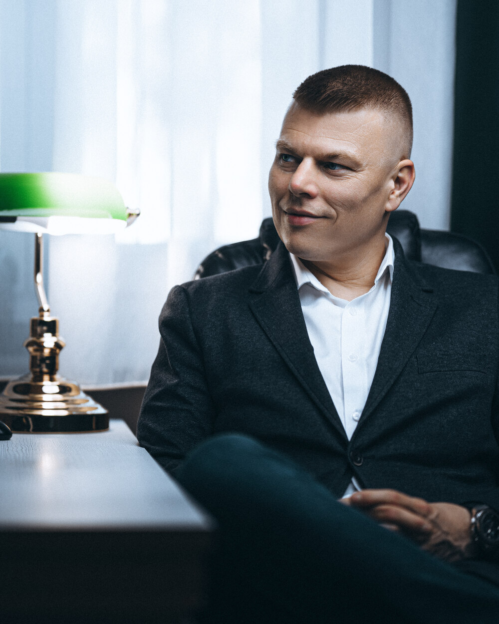 Molnár Viktor kamarai tag könyvvizsgáló az irodájában